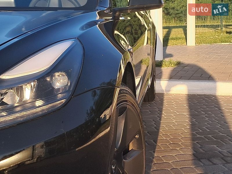 Седан Tesla Model 3 2023 в Ровно