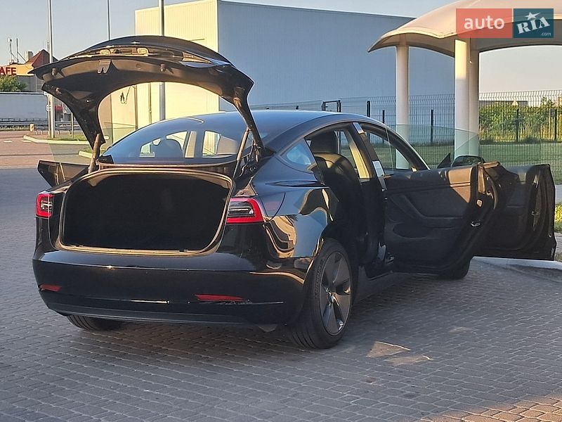 Седан Tesla Model 3 2023 в Ровно