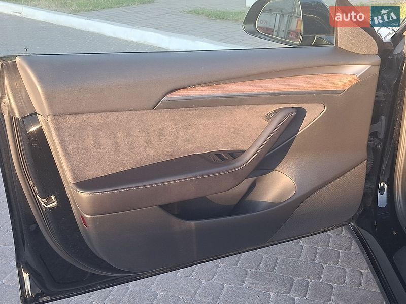 Седан Tesla Model 3 2023 в Ровно