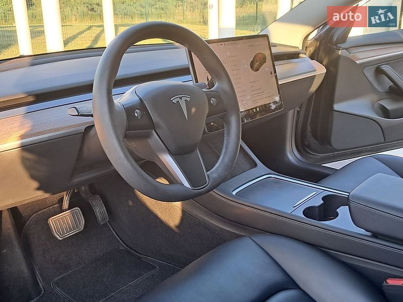 Седан Tesla Model 3 2023 в Ровно