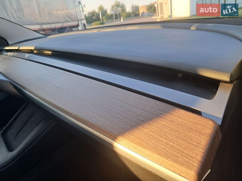 Седан Tesla Model 3 2023 в Ровно