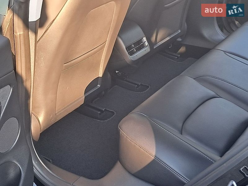 Седан Tesla Model 3 2023 в Ровно