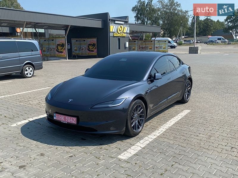 Седан Tesla Model 3 2025 в Черновцах