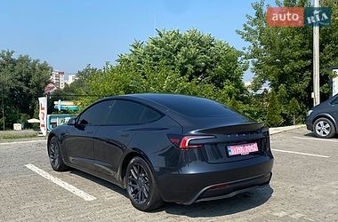 Седан Tesla Model 3 2025 в Черновцах