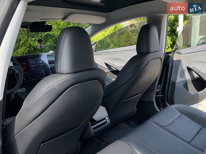 Седан Tesla Model 3 2025 в Черновцах