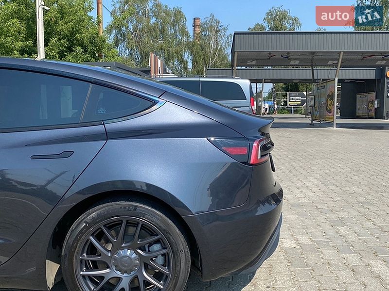 Седан Tesla Model 3 2025 в Черновцах