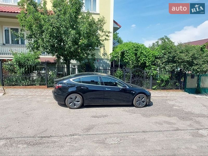 Седан Tesla Model 3 2019 в Львове
