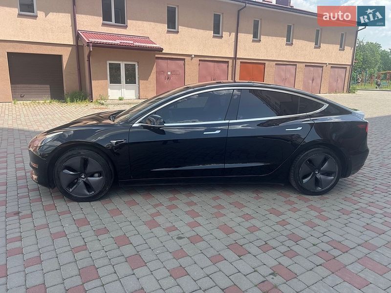 Седан Tesla Model 3 2018 в Івано-Франківську