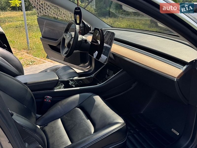 Седан Tesla Model 3 2020 в Жовкве