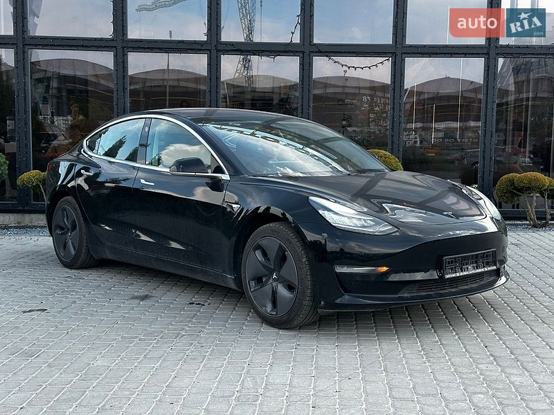 Седан Tesla Model 3 2018 в Львове