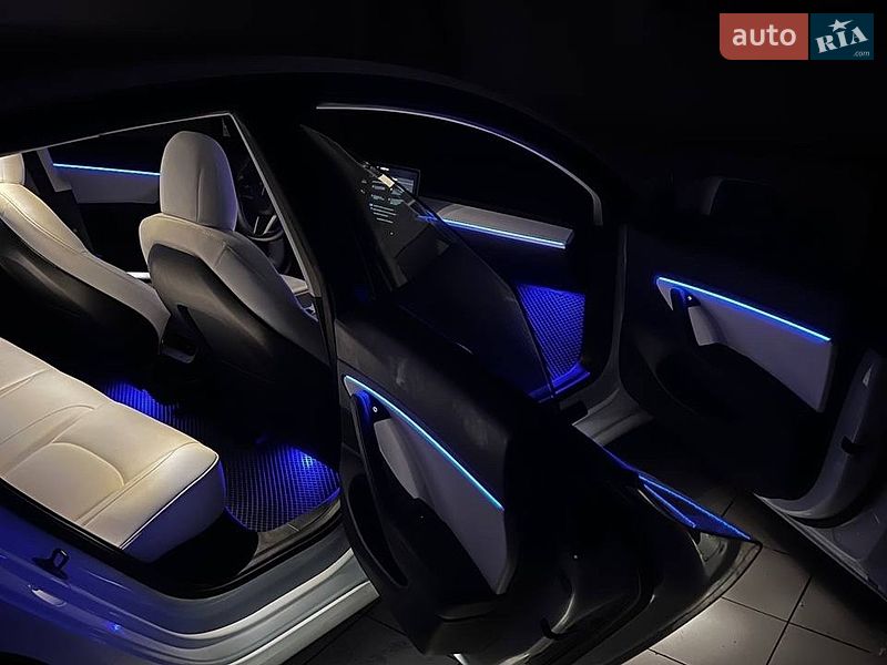 Седан Tesla Model 3 2021 в Киеве