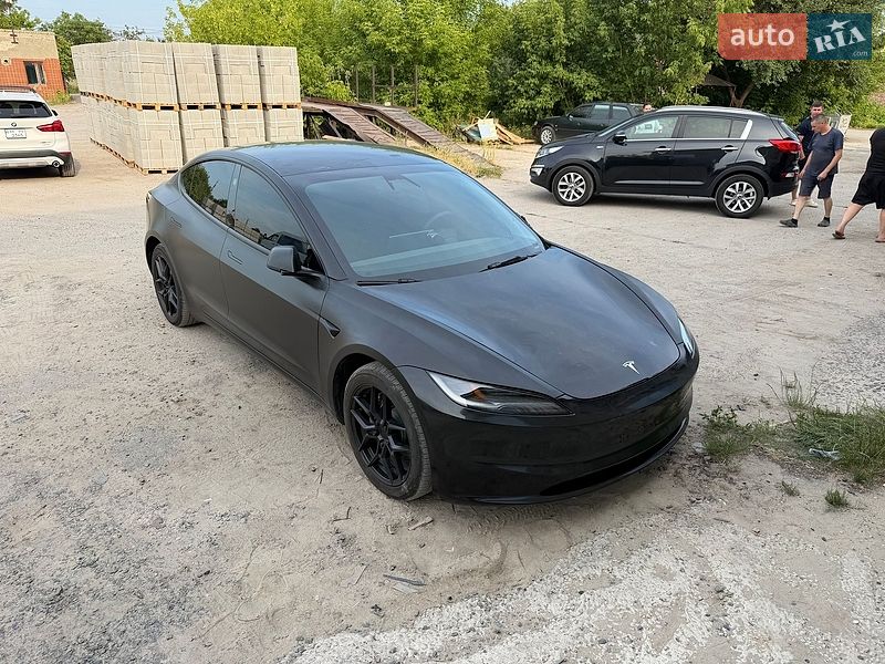 Седан Tesla Model 3 2025 в Сарнах