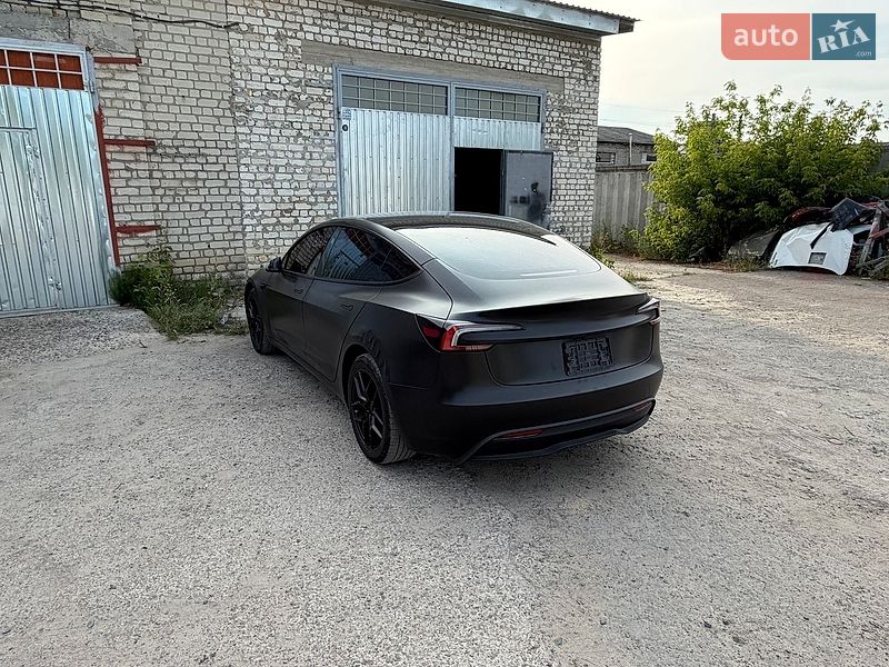 Седан Tesla Model 3 2025 в Сарнах
