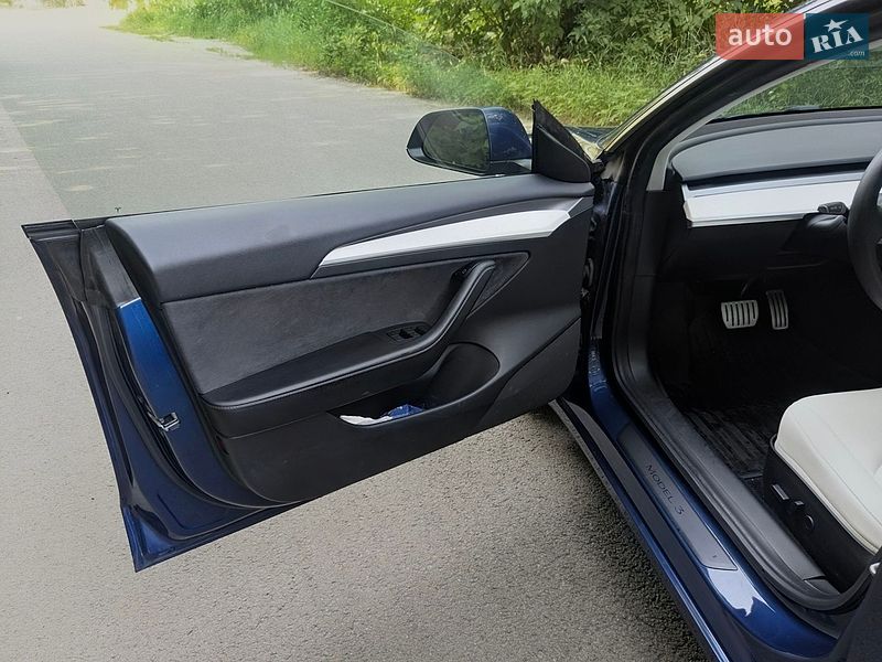 Седан Tesla Model 3 2021 в Киеве