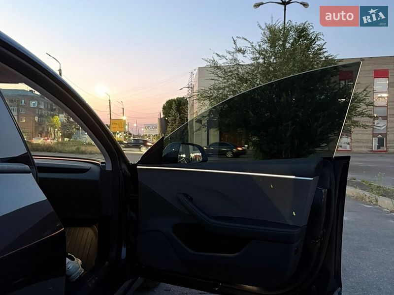 Седан Tesla Model 3 2024 в Дніпрі