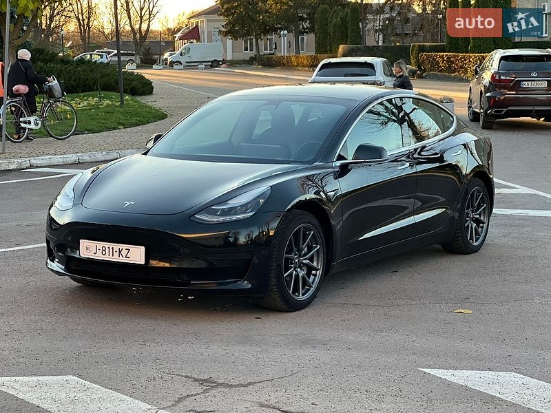 Седан Tesla Model 3 2020 в Радивилове