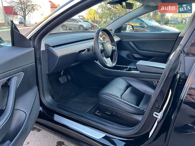 Седан Tesla Model 3 2020 в Радивилове