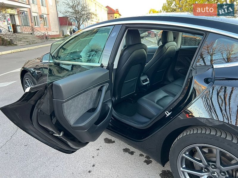 Седан Tesla Model 3 2020 в Радивилове