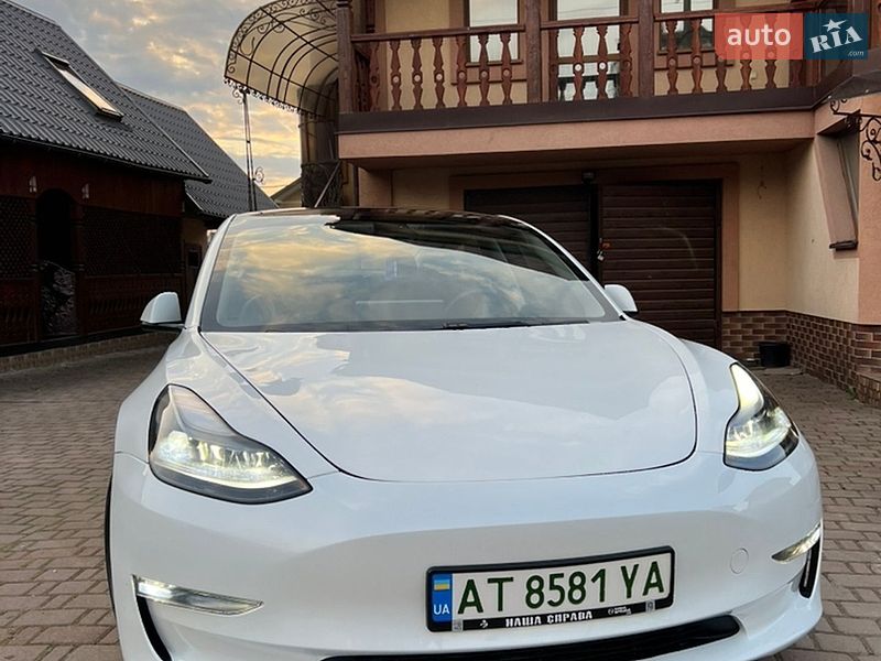 Tesla Model 3, фото з оголошення