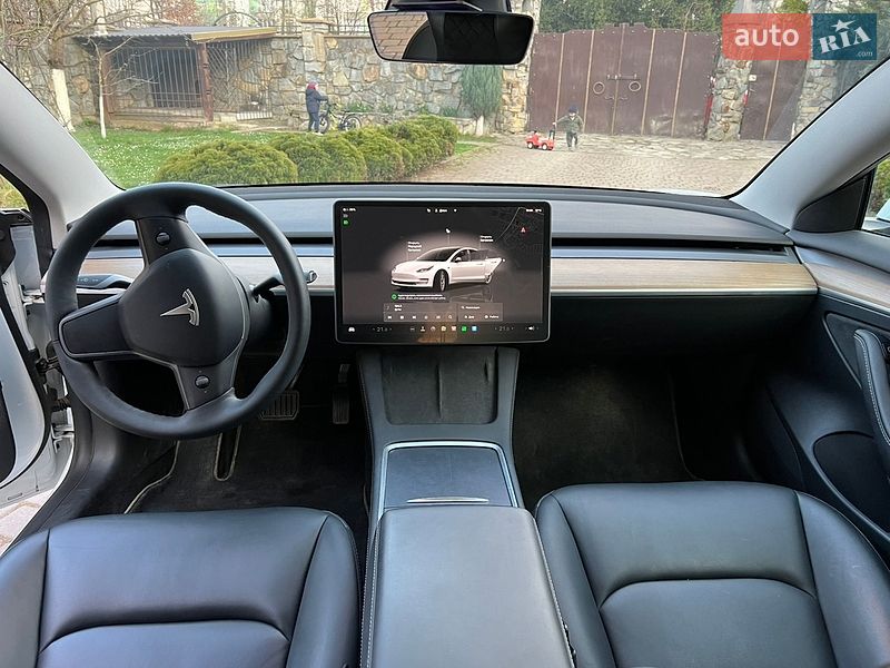 Седан Tesla Model 3 2023 в Івано-Франківську