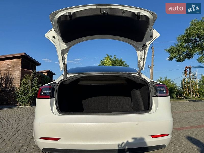 Седан Tesla Model 3 2021 в Золочеве