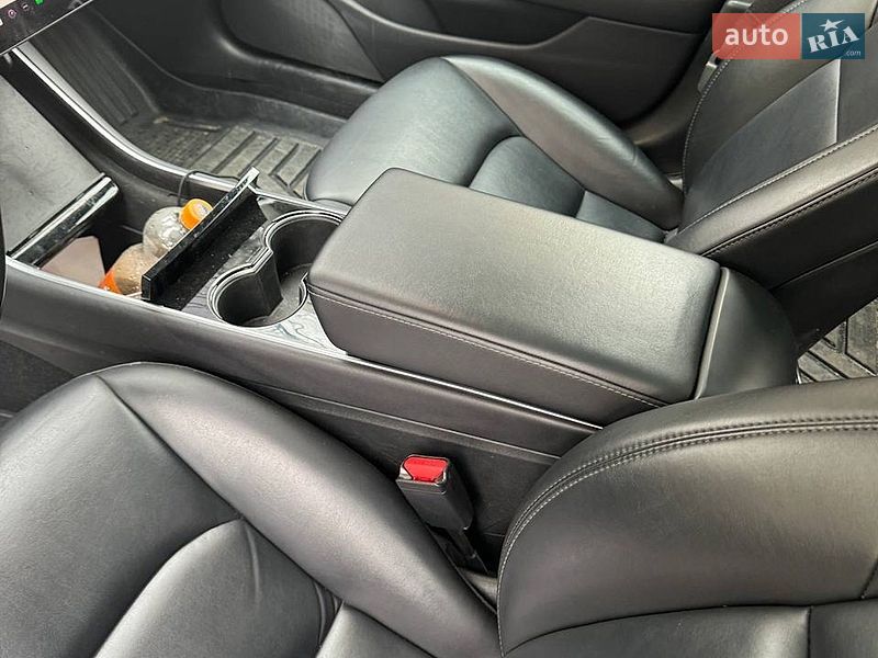 Седан Tesla Model 3 2018 в Києві