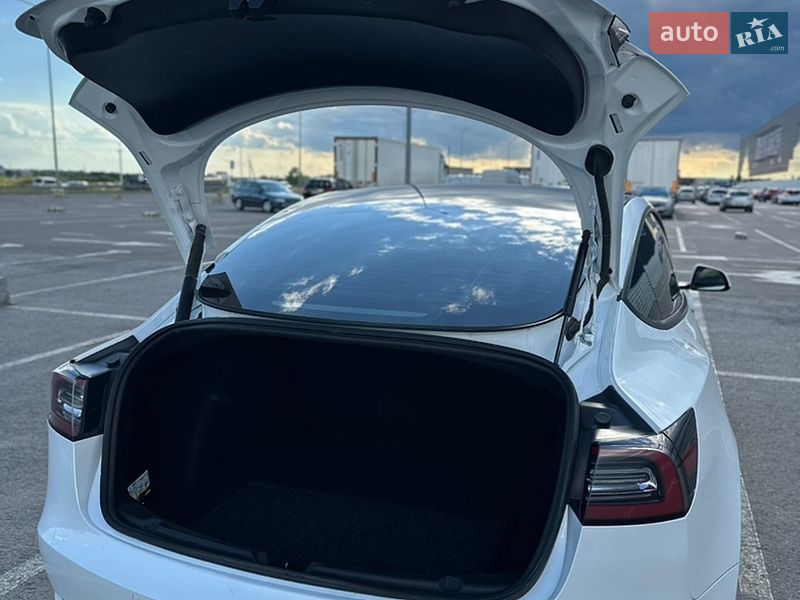 Седан Tesla Model 3 2021 в Львові