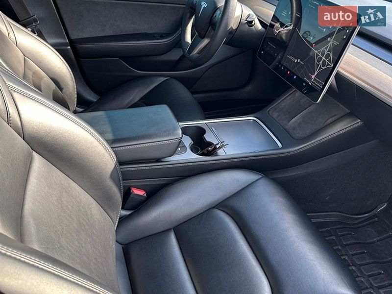 Седан Tesla Model 3 2021 в Львові
