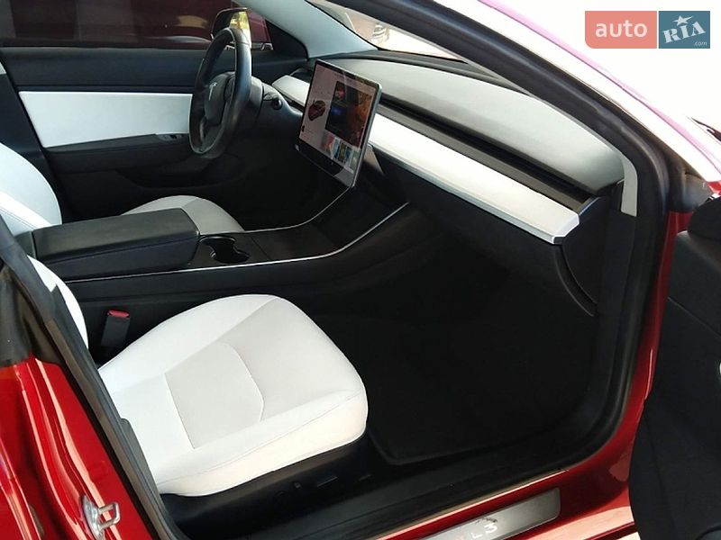 Седан Tesla Model 3 2018 в Львове