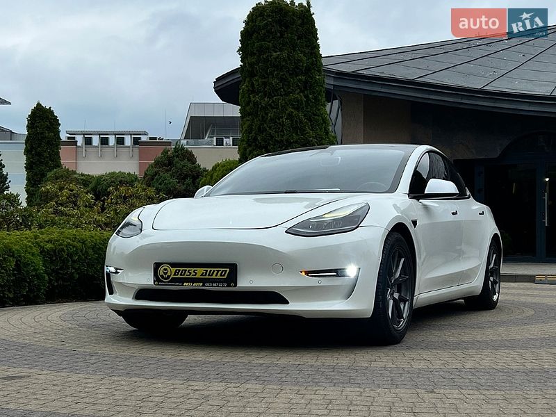 Седан Tesla Model 3 2021 в Львове