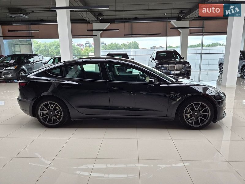 Седан Tesla Model 3 2022 в Хмельницком