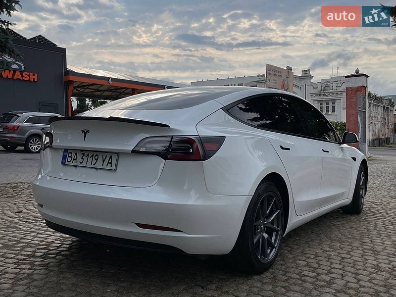 Седан Tesla Model 3 2022 в Кропивницком