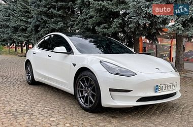 Седан Tesla Model 3 2022 в Кропивницком
