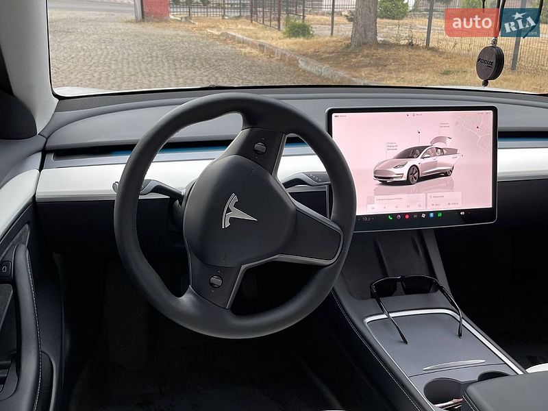 Седан Tesla Model 3 2022 в Кропивницком