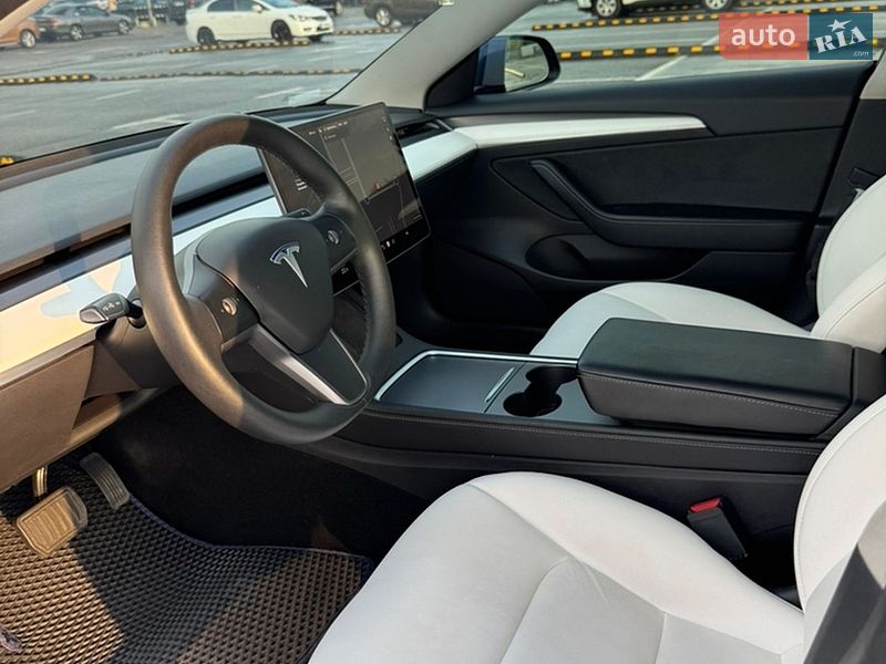 Седан Tesla Model 3 2021 в Киеве