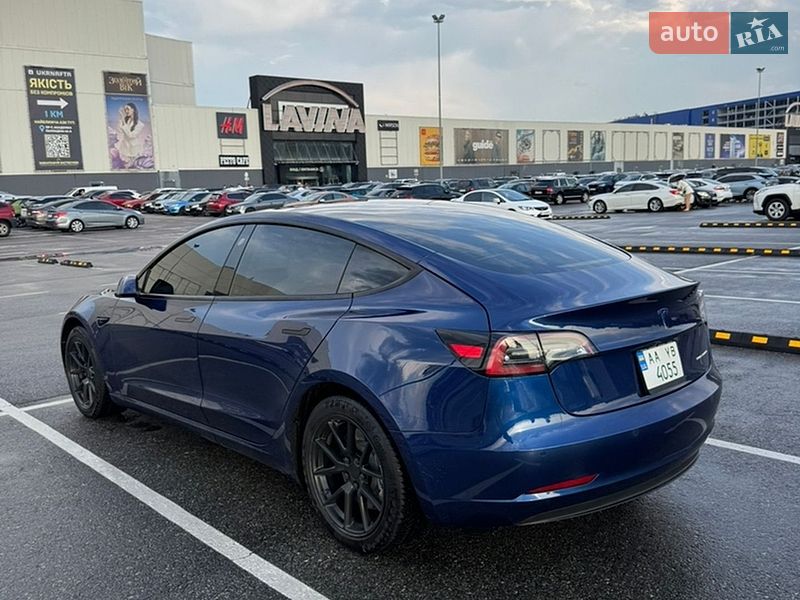 Седан Tesla Model 3 2021 в Киеве