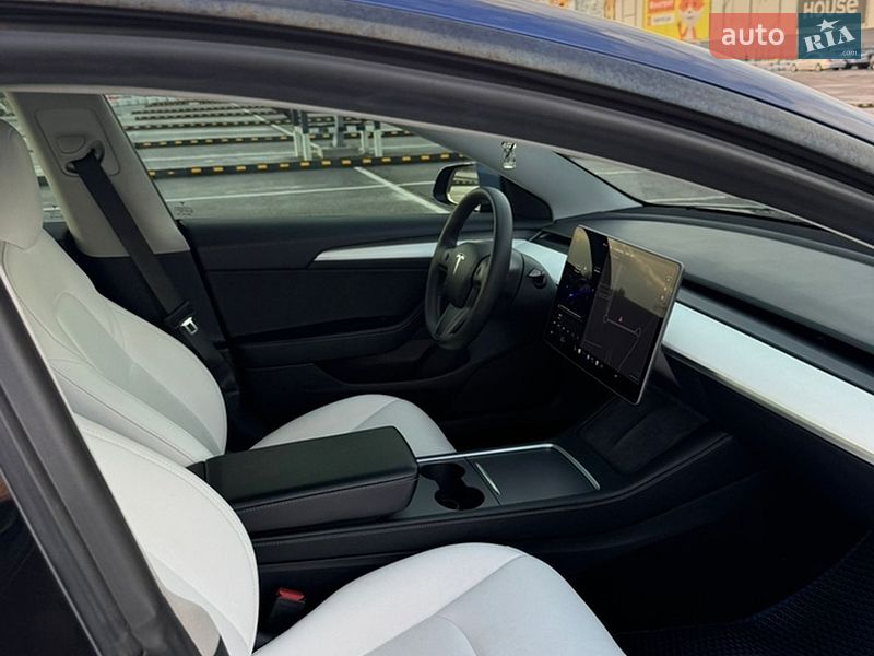 Седан Tesla Model 3 2021 в Киеве