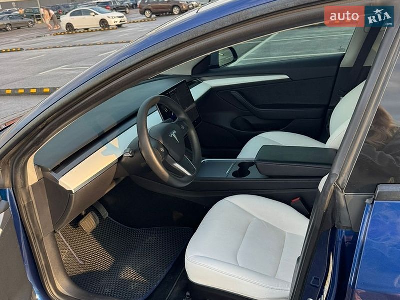 Седан Tesla Model 3 2021 в Киеве