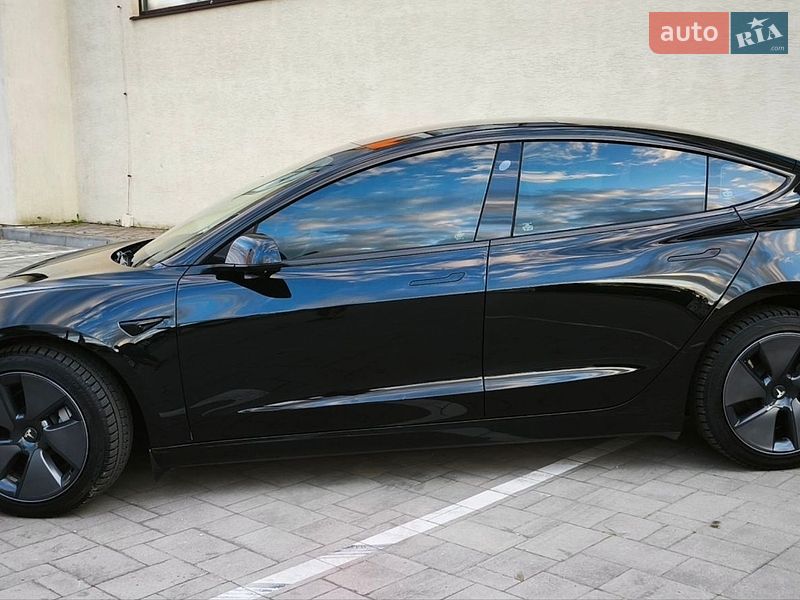 Седан Tesla Model 3 2023 в Стрию