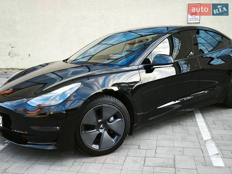Седан Tesla Model 3 2023 в Стрию