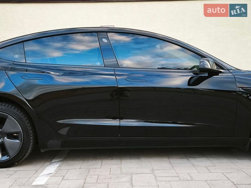 Седан Tesla Model 3 2023 в Стрию