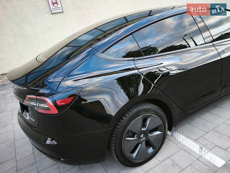 Седан Tesla Model 3 2023 в Стрию