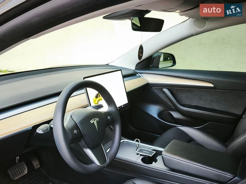 Седан Tesla Model 3 2023 в Стрию