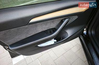 Седан Tesla Model 3 2023 в Стрию