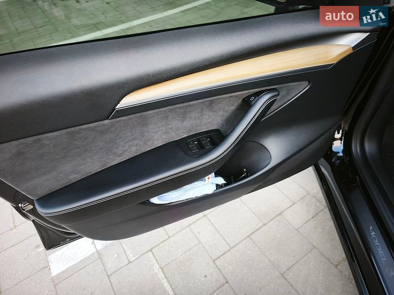 Седан Tesla Model 3 2023 в Стрию