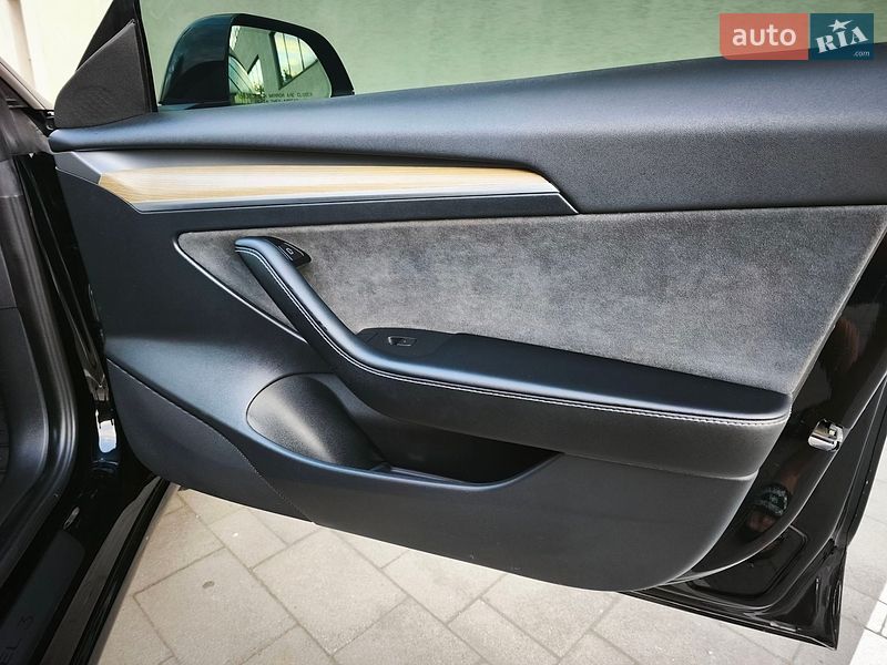 Седан Tesla Model 3 2023 в Стрию