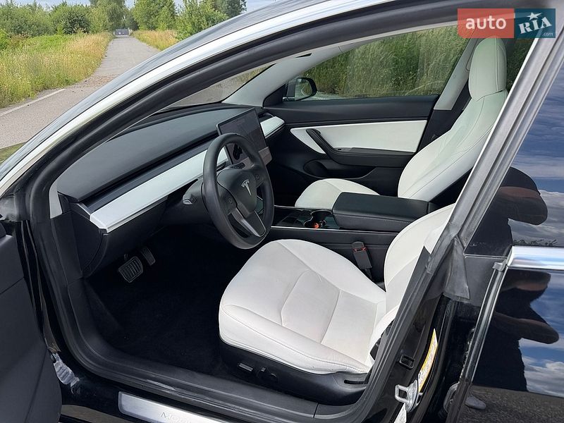 Седан Tesla Model 3 2020 в Городке