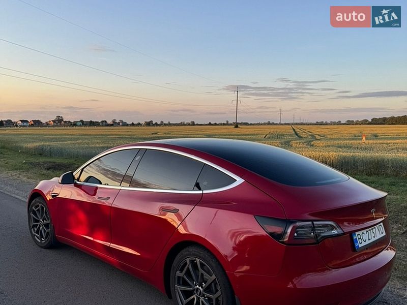 Седан Tesla Model 3 2018 в Львові