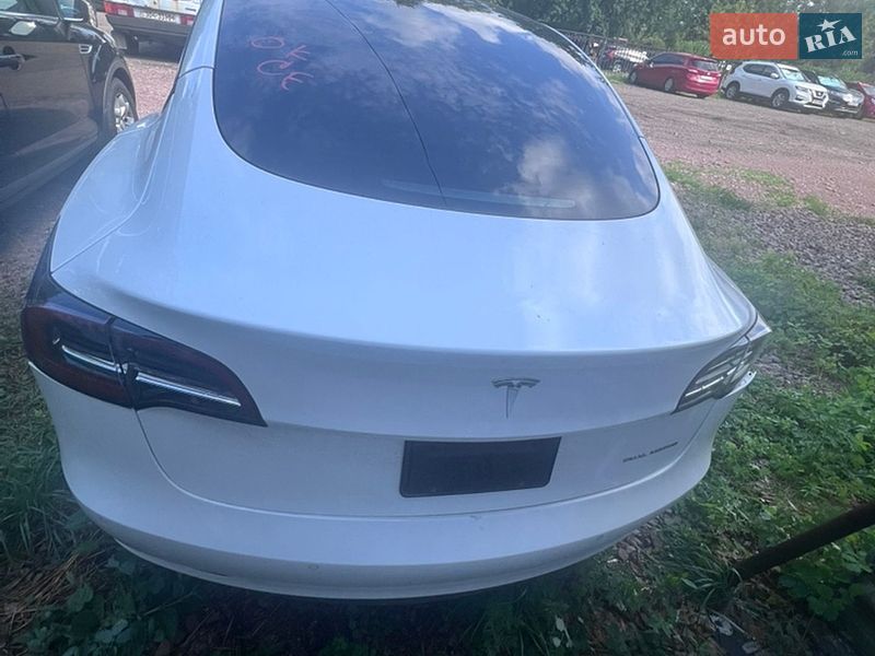 Седан Tesla Model 3 2021 в Киеве