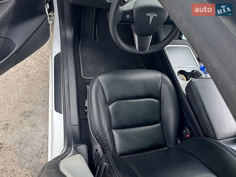 Седан Tesla Model 3 2021 в Киеве